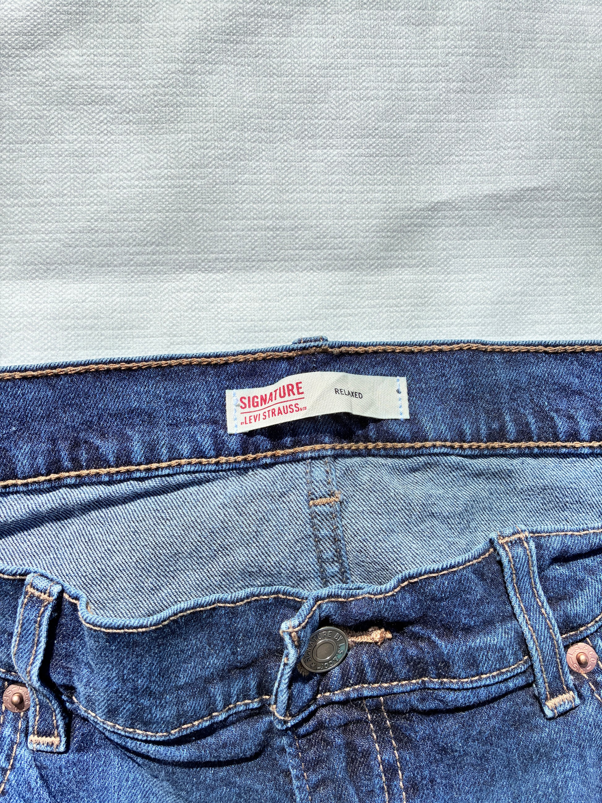Vintage Men's Signature Levis's Strauss Relaxed Dark-washed Blue Jeans Size 36 x 30