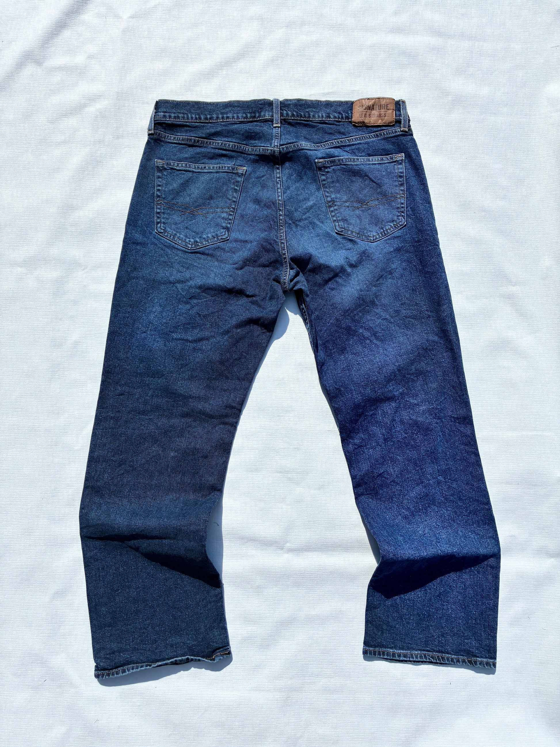 Vintage Men's Signature Levis's Strauss Relaxed Dark-washed Blue Jeans Size 36 x 30